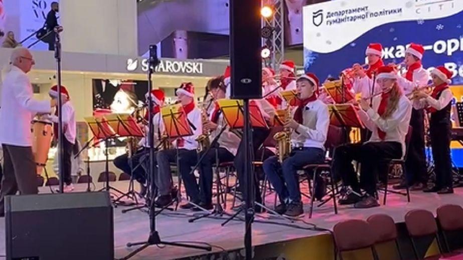 How a children's orchestra in Dnipro lit up a popular shopping center (VIDEO)