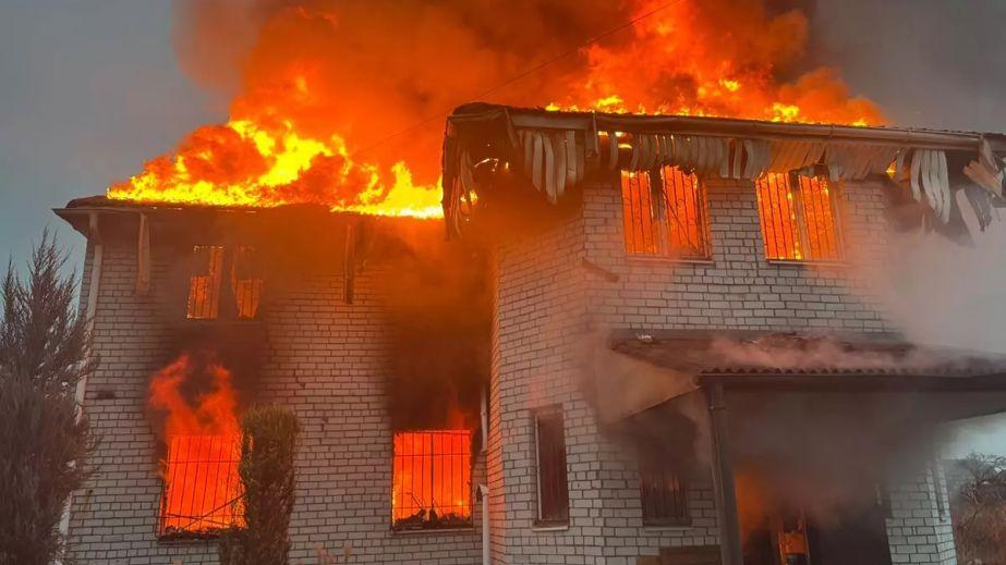 A two-story house in Podgorodnoye has burned down (PHOTOS).