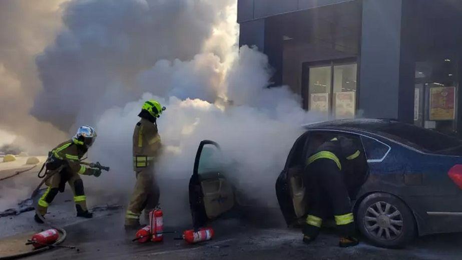 Как спасатели в Днепре тушили пылающий автомобиль на улице (ВИДЕО)