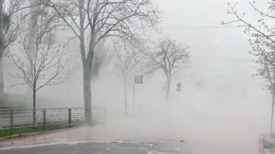 В Днепре в одном из районов кипяток затопил дорогу (ВИДЕО)