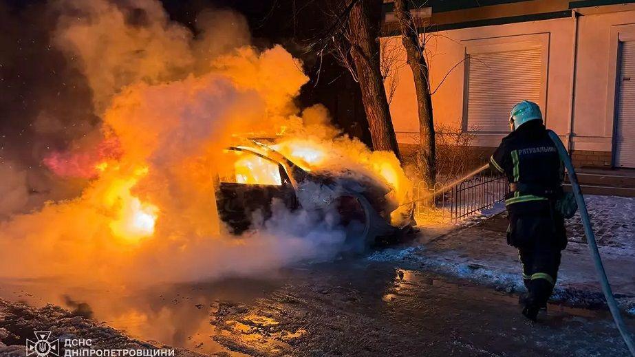 В Днепре на улице вспыхнул и взорвался автомобиль (ФОТО, ВИДЕО)